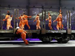 Diversos bailarines actúan durante la inauguración del túnel ferroviario de San Gotardo. EFE /  A. Weymmence