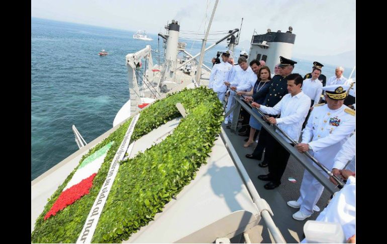 A bordo del Buque ARM Usumacinta, el Jefe del Ejecutivo encabeza la ceremonia por el Aniversario 74 de la Marina. FACEBOOK / Presidencia de la República