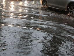 Exhortan a los tapatíos a que, junto con las autoridades, mantengan limpias las calles y los canales para evitar inundaciones. EL INFORMADOR / ARCHIVO