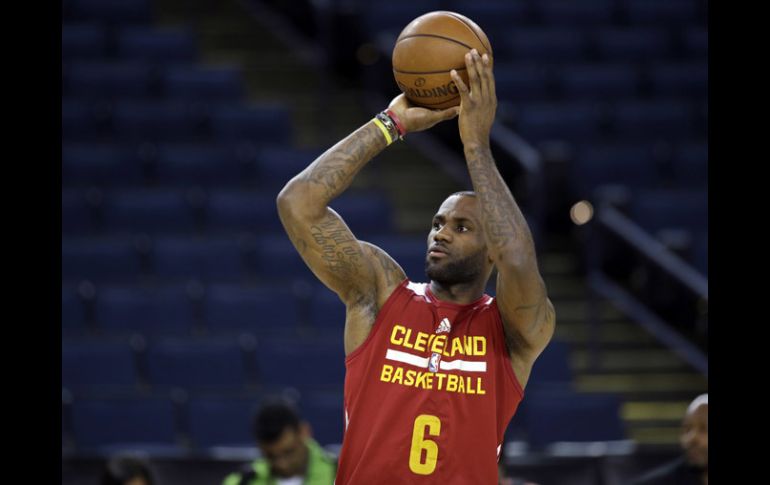 LeBron James buscará un título que se le ha negado a Cleveland. AP / M.Sánchez