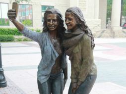 La estatua de bronce representa a dos adolescentes que se toman una 'selfie'. NTX / Cortesía