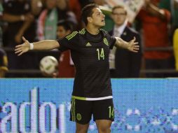 Javier Hernández, quien hoy cuplió 28 años, anotó el gol del partido. AFP / G. Bull