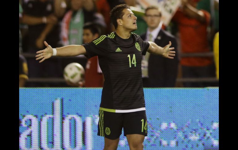 Javier Hernández, quien hoy cuplió 28 años, anotó el gol del partido. AFP / G. Bull