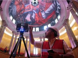 Un trabajador realiza el diagnóstico digital en tercera dimensión de la obra de José Clemente Orozco en el Paraninfo de la UdeG. EL INFORMADOR / M. Vargas