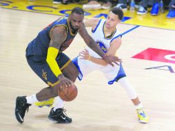 Stephen Curry y LeBron James estarán de nuevo frente a frente en la pelea por el título de campeón. AP / E. Risberg