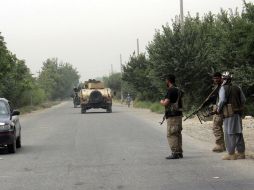 Oficiales de seguridad afganos vigilan la carretera que une la capital regional, Kunduz, con Kabul. EFE / N. Rajeem