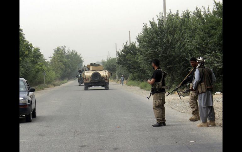 Oficiales de seguridad afganos vigilan la carretera que une la capital regional, Kunduz, con Kabul. EFE / N. Rajeem