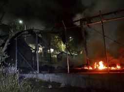 Una tienda de campaña se incendia durante unos enfrentamientos entre refugiados en Moria en la isla de Lesbos. EFE / B. Stratis