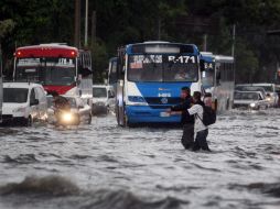 Entra otras cosas, piden no cruzar calles inundadas, ya que la fuerza del agua destapa alcantarillas y se corre el riesgo de caer. EL INFORMADOR / ARCHIVO