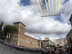 Las Fuerzas Aéreas de Italia sobrevuelan la capital italiana durante los festejos del Día de la República. EFE / M. Brambatti