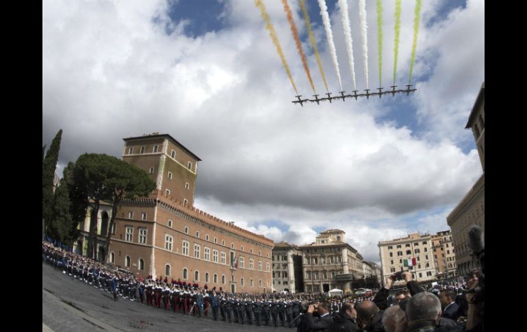 Las Fuerzas Aéreas de Italia sobrevuelan la capital italiana durante los festejos del Día de la República. EFE / M. Brambatti