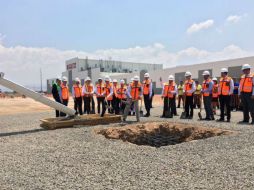 En presencia del gobernador de Guanajuato, Miguel Márquez, colocan la primera piedra de la nueva planta. TWITTER / @miguelmarquezm