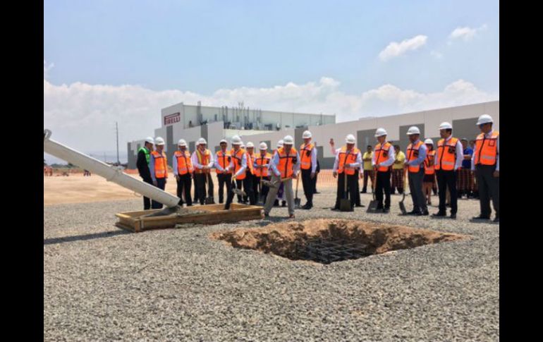 En presencia del gobernador de Guanajuato, Miguel Márquez, colocan la primera piedra de la nueva planta. TWITTER / @miguelmarquezm