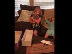 La pequeña Emma abraza a su muñeca con entusiasmo al momento de sacarla de la caja. FACEBOOK / Courtney Fletcher Bennett