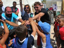 En Minnieh, los pequeños cantaron su éxito 'María' y jugaron fútbol con el artista. AP / H. Malla