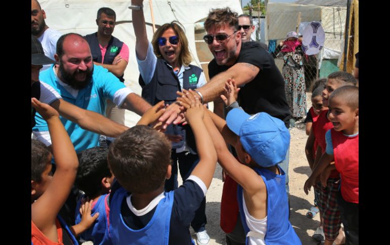 En Minnieh, los pequeños cantaron su éxito 'María' y jugaron fútbol con el artista. AP / H. Malla