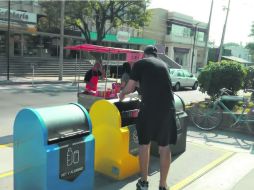 Santiago Álvarez llegó en bicicleta al Punto Limpio para dejar sus desechos. EL INFORMADOR / L. Trewarta