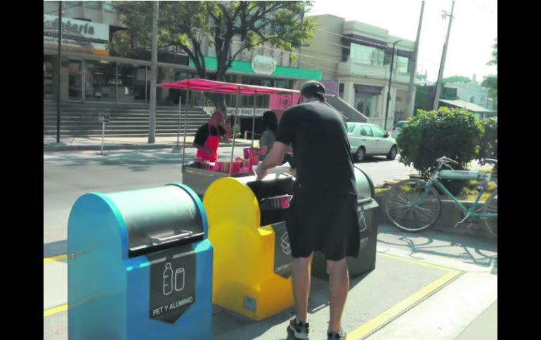 Santiago Álvarez llegó en bicicleta al Punto Limpio para dejar sus desechos. EL INFORMADOR / L. Trewarta