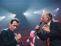 Marc Anthony y su padre, Felipe Muñiz, durante un concierto en Orlando, Florida, en 2015. ESPECIAL /