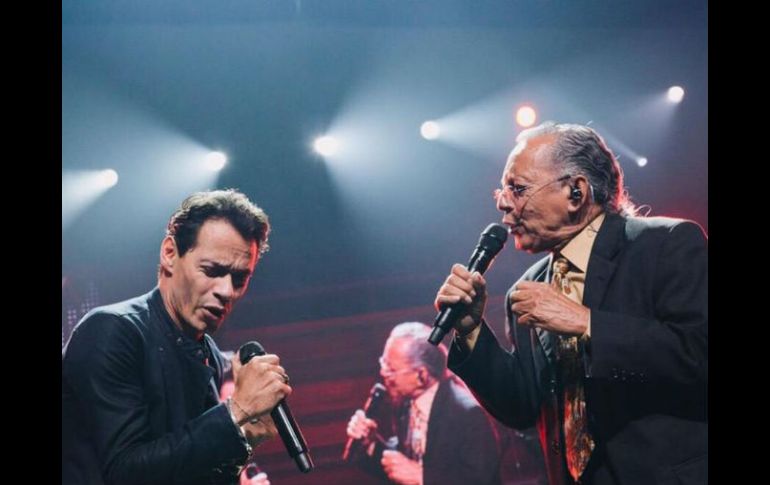 Marc Anthony y su padre, Felipe Muñiz, durante un concierto en Orlando, Florida, en 2015. ESPECIAL /