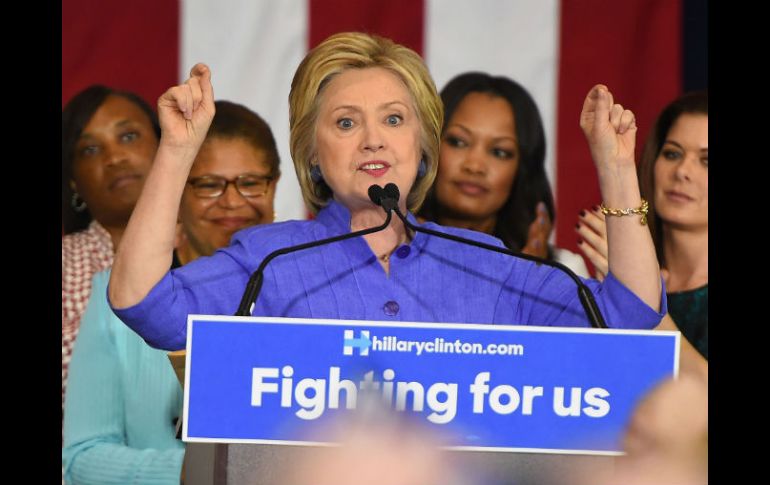 La mayoría de los hispanos está con Clinton; además la precandidata demócrata se beneficia de blancos que no quieren a Trump. AFP / R. Beck