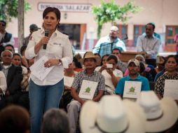 Rosario Robles entrega escrituras a familias de escasos recursos. ESPECIAL /