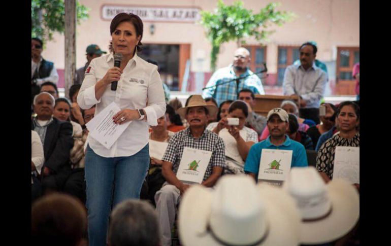 Rosario Robles entrega escrituras a familias de escasos recursos. ESPECIAL /