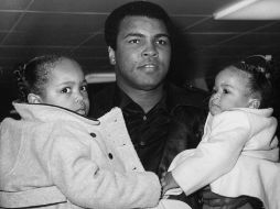 Foto de 1978, donde Muhammad Ali carga a sus hijas Hana y Laya. AP / Archivo