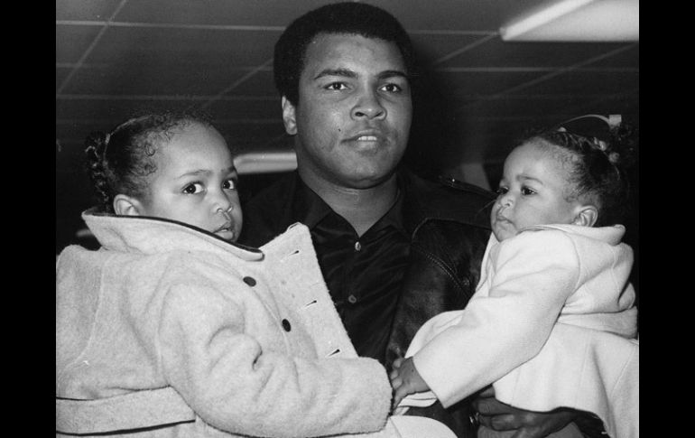 Foto de 1978, donde Muhammad Ali carga a sus hijas Hana y Laya. AP / Archivo