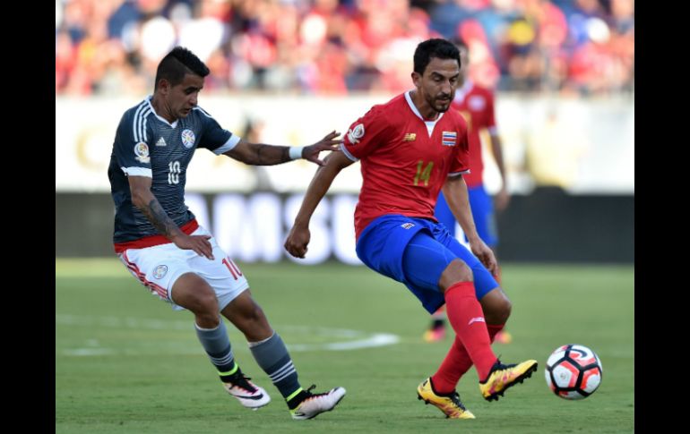 Acción del partido entre Costa Rica y Paraguay en el Citrus Bowl de Orlando. AFP / H. Retamal