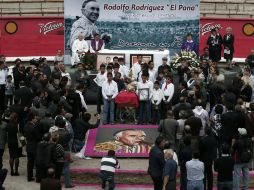 El cuerpo del matador de toros fue llevado hasta la plaza que lleva su nombre. EFE / H. Ortuño