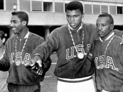 Cassius Clay (centro) que era el nombre de Muhammad Ali fue medalla de oro en los Juegos Olímpicos de Roma 1960 AP / Archivo