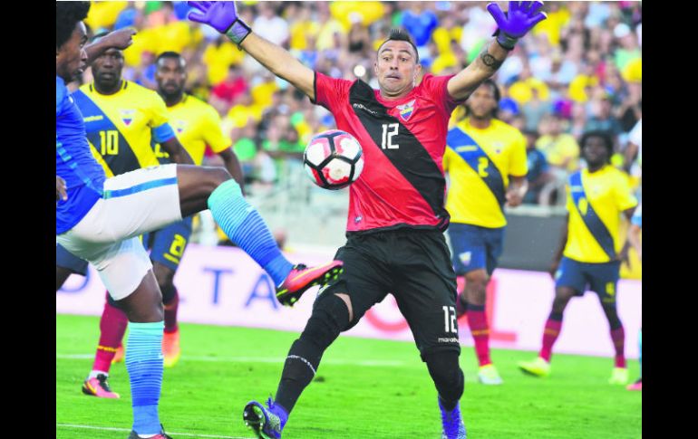 Willian (izq.) remata ante la salida oportuna del arquero ecuatoriano Esteban Dreer (#12) ayer en Pasadena. AFP /