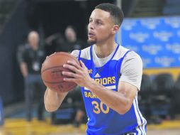 Stephen Curry. El MVP las dos últimas temporadas, viene de liderar la NBA en anotaciones y robo de balones. EFE /