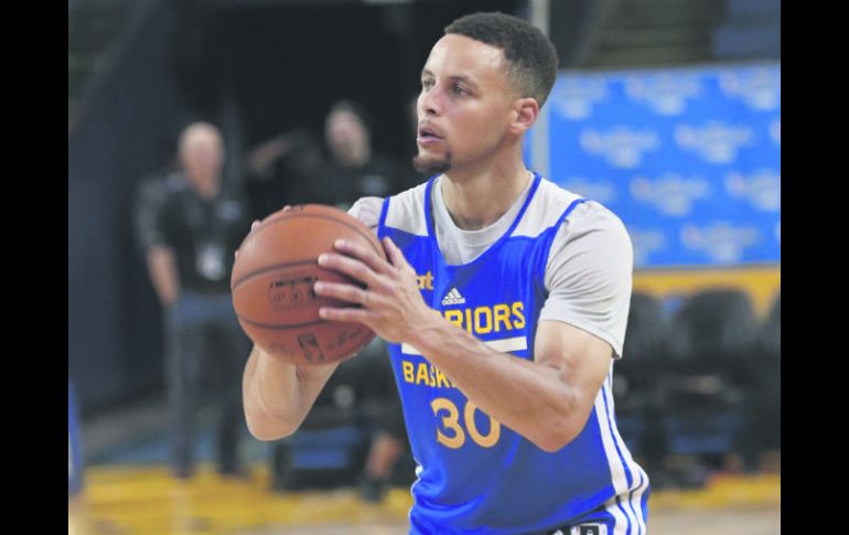 Stephen Curry. El MVP las dos últimas temporadas, viene de liderar la NBA en anotaciones y robo de balones. EFE /