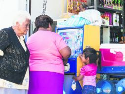 El margen de ganar o recuperar el dinero es casi nulo, así están diseñadas las máquinas; niños y ancianos son principales usuarios. EL INFORMADOR / P. Franco