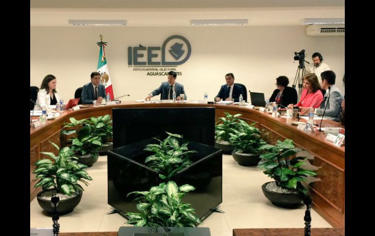 El Instituto Electoral de Aguascalientes inicia sesión del consejo y declara abierta la jornada electoral. TWITTER / @IEEAGS