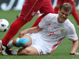 Alexander Kokorin recibe una falta durante el partido ante Serbia. AFP / V.Hache