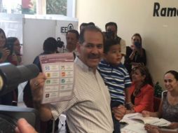 El candidato panista al gobierno del estado, Martín Orozco Sandoval, emitió su voto en la primaria Jesús Reyes Heroles. NTX / CORTESÍA