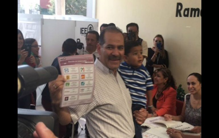 El candidato panista al gobierno del estado, Martín Orozco Sandoval, emitió su voto en la primaria Jesús Reyes Heroles. NTX / CORTESÍA