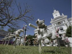 Son recordados con un memorial de cruces y osos de peluche frente al palacio de gobierno de Hermosillo. SUN / L.Cortés