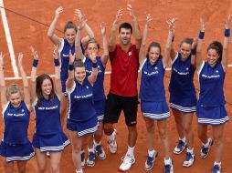 Djokovic (centro) festejo con las chicas recogebolas del torneo. AFP / T.Samson