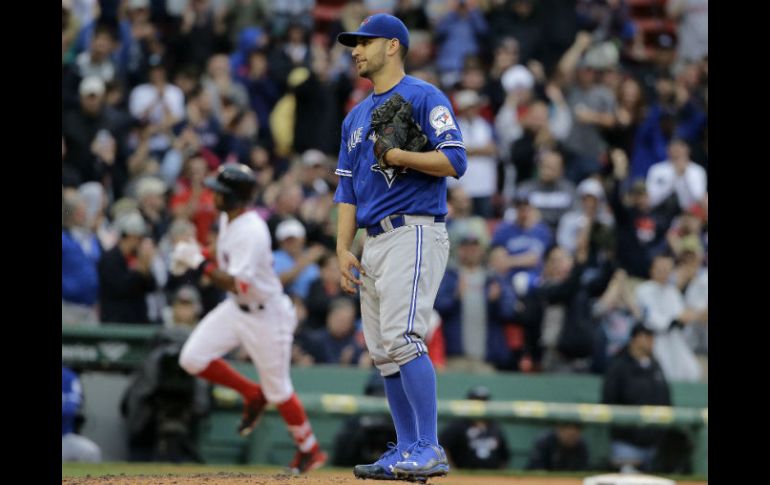 Estrada (4-2) dio tres pasaportes, ponchó a cinco y fue reemplazado al otorgar el segundo hit. AP / S. Senne