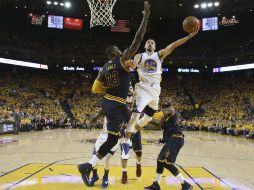 Draymond Green anotó 28 puntos, Stephen Curry (c) añadió 18. AP / E. Shaw