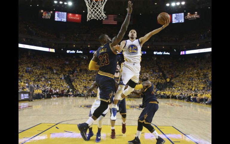 Draymond Green anotó 28 puntos, Stephen Curry (c) añadió 18. AP / E. Shaw