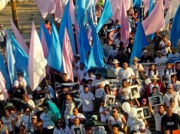 Portaban fotografías de las víctimas y banderas de colores azul y rosa. SUN / A. Escobar