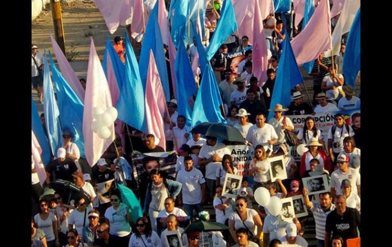 Portaban fotografías de las víctimas y banderas de colores azul y rosa. SUN / A. Escobar