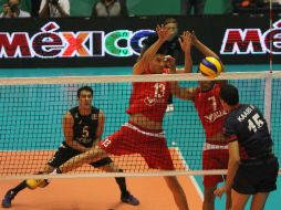 Los mexicanos poco a poco se asentaron en la cancha y tomaron el control del primer set. NTX / G. Durán