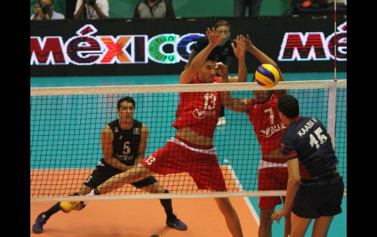 Los mexicanos poco a poco se asentaron en la cancha y tomaron el control del primer set. NTX / G. Durán