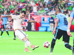 Rafael Márquez, con técnica depurada, sacó un fogonazo de derecha al ángulo superior izquierdo de la cabaña uruguaya. MEXSPORT /